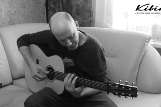 Adam Rafferty trying out a Kibin guitar! What a sound!!!