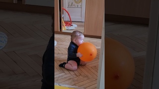 Когда #чешутсязубы ты готов чесать их чем угодно #мамавдекрете #малыш  #шарик
