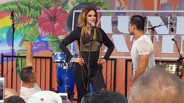 Lucia Mendez Canta Popurrí en el San Diego Pride