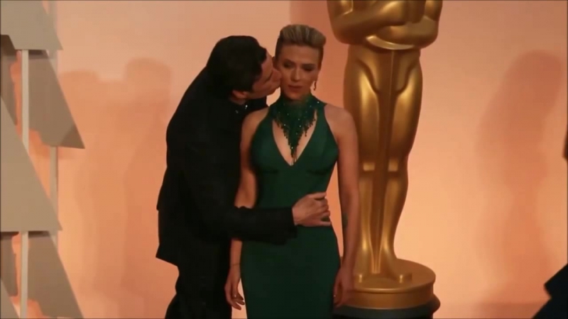 John Travolta Kissing Scarlett Johansson on Red Carpet Oscars