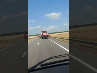 Комбайн на трассе
