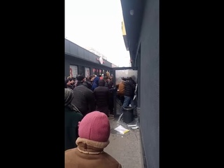 Жесть! В Днепре крушат двери магазинов в борьбе за “Секонд-хенд “ Без цензуры.