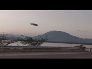 Enorme Disco Voador Sobre Estrada em Oaxaca Huge Flying Saucer Over Road in Oaxaca