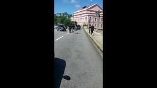 PM agride a vereadora Liana Cirne em Recife em protesto contra Bolsonaro