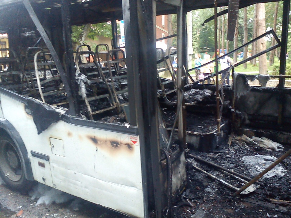 Загорелся моторный отсек у автобуса, рейса Светлогорск - Отрадное, к моменту приезда МЧС, автобус выгорел полностью Это картинка