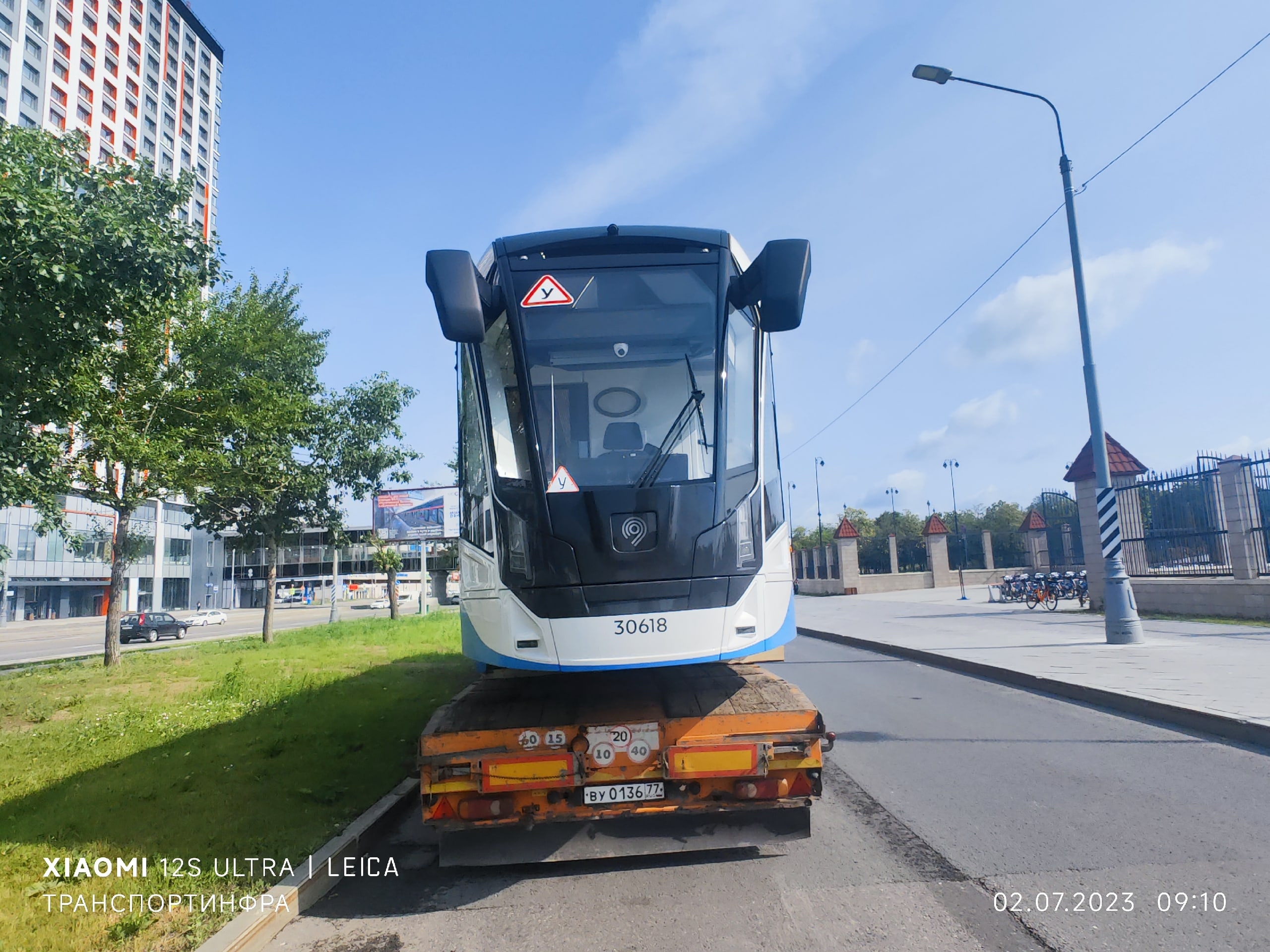 Подготовка экспонатов к празднованию Дня Московского Транспорта в парке Остров Мечты Это картинка