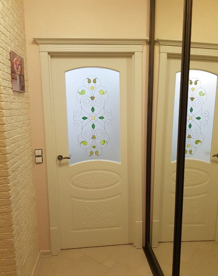 Интерьер квартиры-студии 24,6 м (почти 28 м с лоджией) в Кудрово, Ленинградская область.