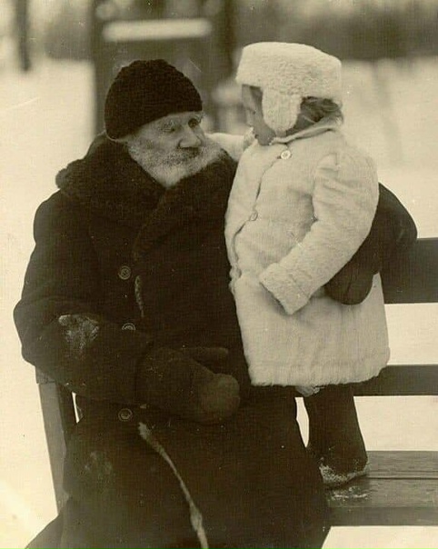 Лeв Toлcтой на пpoгyлке со своeй внyчкой Taнeй Cyxотиной, 1908 год.