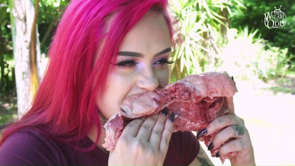 Девушку зовут Венди Маршалл, и она известна в узких...