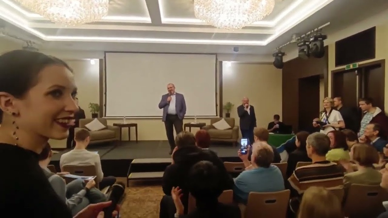 Выпил бокал вина, съел креветок с послом Евросоюза в Москве